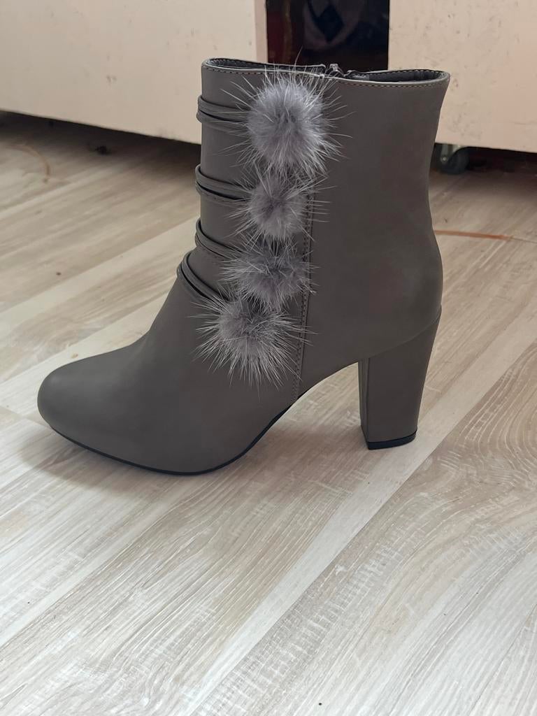 Nieuwe enkellaarsjes met pompons, Lage of Enkellaarzen, Nieuw, Ophalen of Verzenden, Grijs
