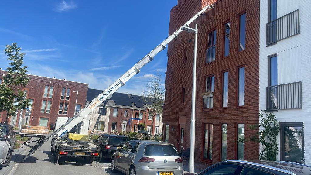 Foto 2 van Verhuislift huren | Ladderlift / Meubellift met bediening