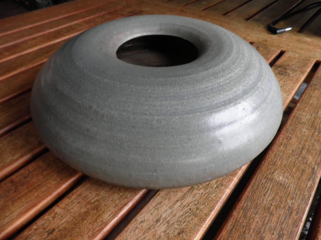 jaren 50/60 platte Helden Gubbels vaas  25 cm, Overige kleuren, Aardewerk of Porselein, Ophalen of Verzenden, Zo goed als nieuw