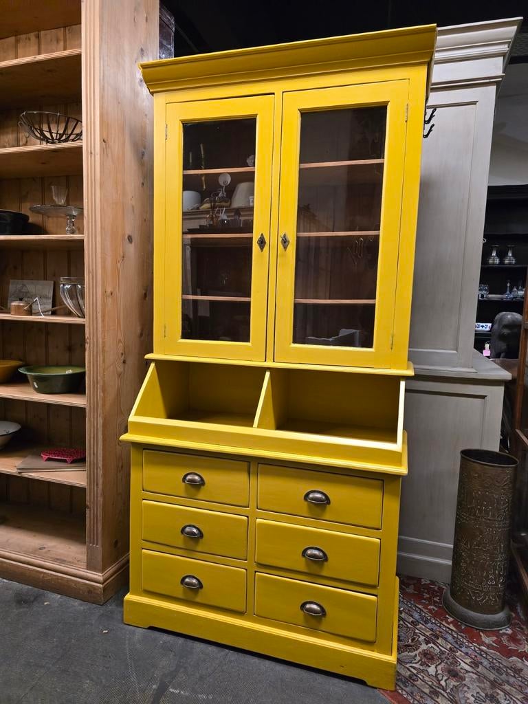 Foto 11 van Leuke gele grutterskast | buffetkast | winkelkast teak