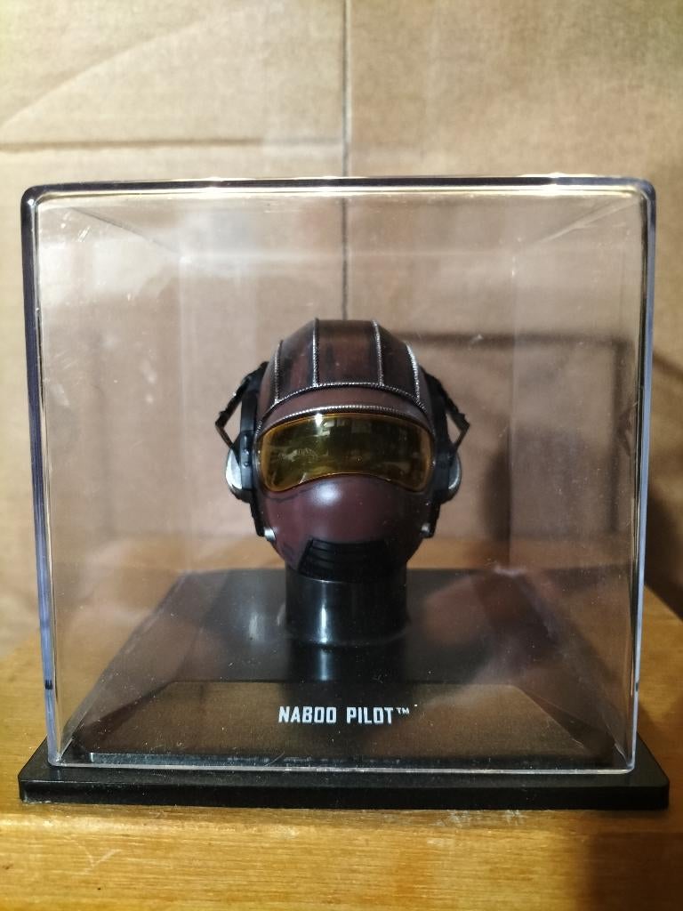 Miniatuur Nabo Piloot-helm in vitrine, Ophalen of Verzenden, Gebruikt, 1:50 of kleiner, Figuur of Figuren