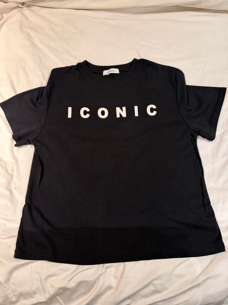 Zwart T-shirt met 'Iconic' Opdruk, Maat 38/40 (M), Zwart, Ophalen of Verzenden, Zo goed als nieuw