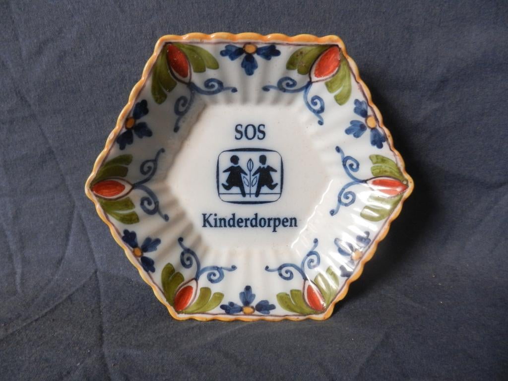 Polychroom zeskantig schaaltje Makkum voor SOS Kinderdorpen, Ophalen of Verzenden