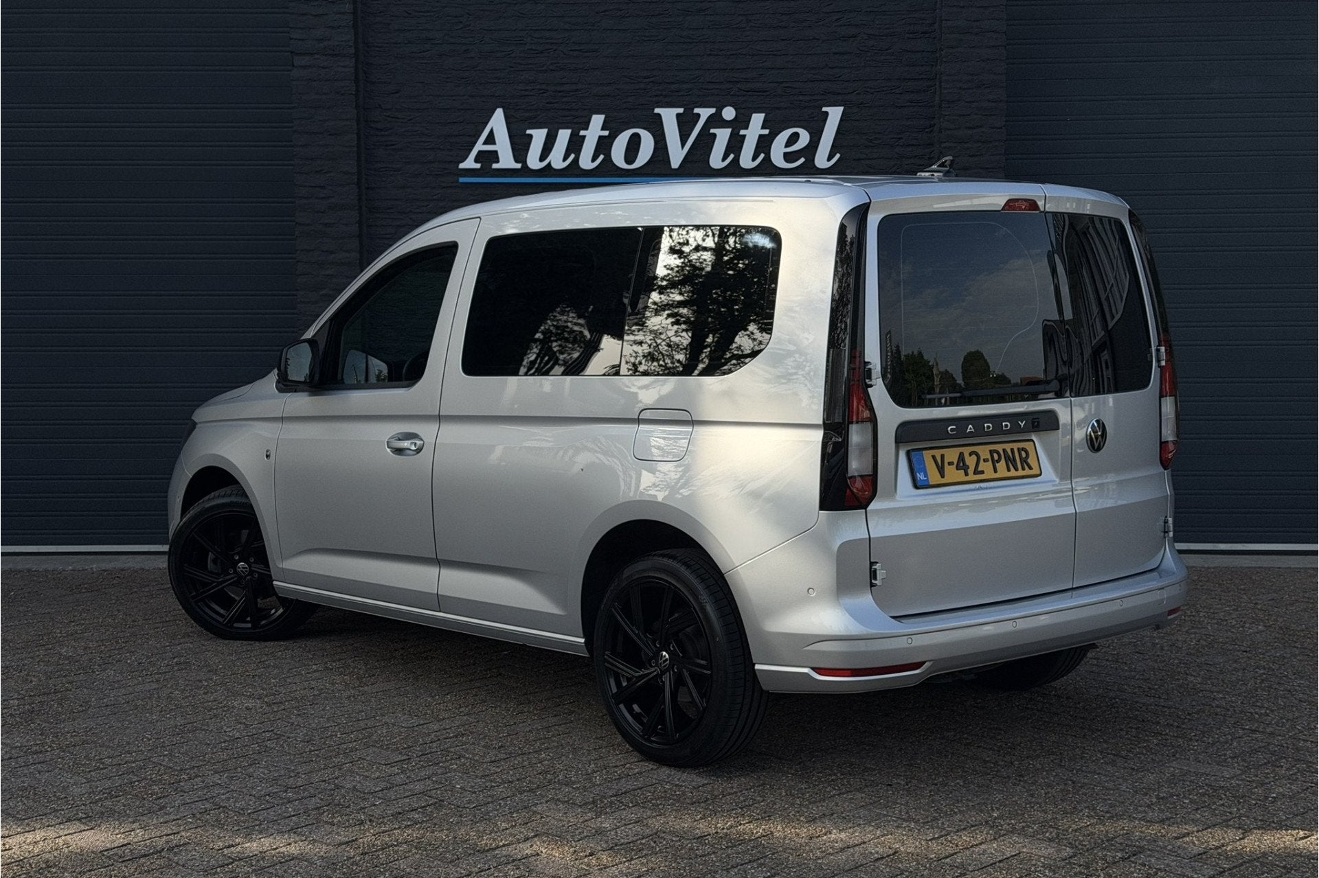 Volkswagen Caddy Cargo 1.5 TSI DSG-7 | Ergo | Camera | Carpl, Zwart, 4 cilinders, Met garantie (alle), 116 pk