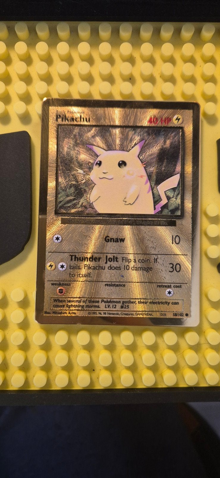 Pikachu Pokémon kaart - Gouden Foil, Ophalen of Verzenden, Zo goed als nieuw, Losse kaart, Foil