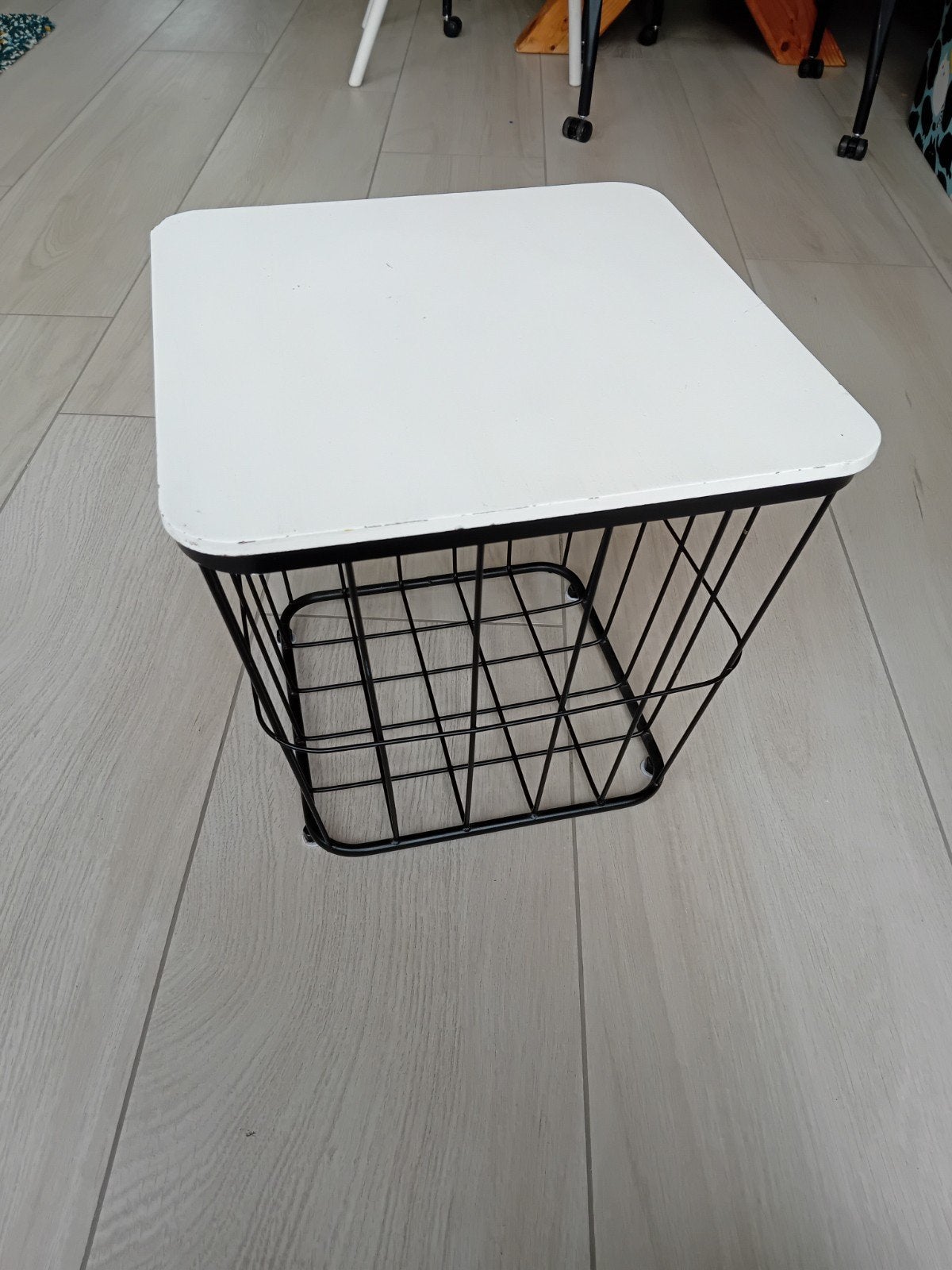 Bijzettafel met metalen mand en wit blad - 37 cm hoog, Huis en Inrichting, Minder dan 45 cm, Minder dan 55 cm, Gebruikt, Metaal of Aluminium