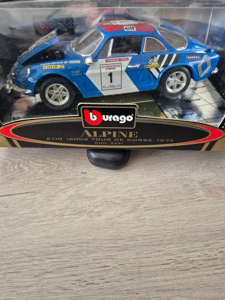 076 Alpine a110 1/18 Bburago, Hobby en Vrije tijd, Modelauto's | 1:18, Zo goed als nieuw, Bburago, Ophalen of Verzenden