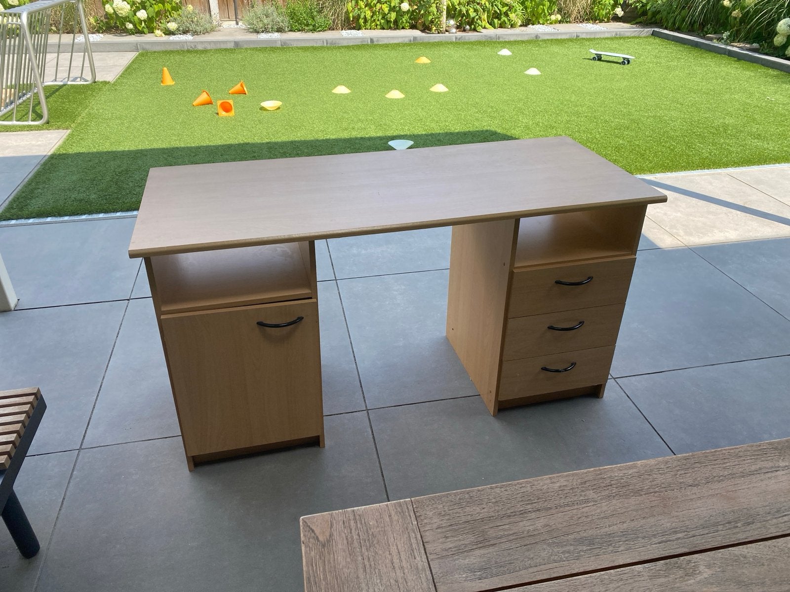 Houten bureau met lades en opbergruimte, Huis en Inrichting, Bureaus, Ophalen, Bruin, Zo goed als nieuw, Computerbureau