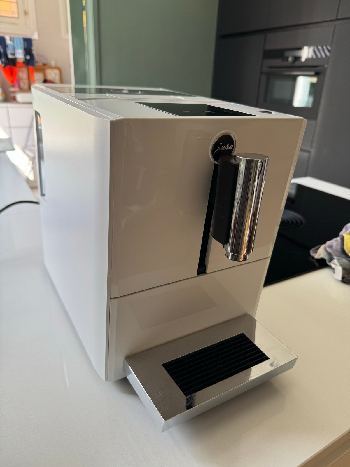 Jura A1 Volautomatische Koffiemachine - Wit, Afneembaar waterreservoir, 1 kopje, Koffiemachine, Refurbished