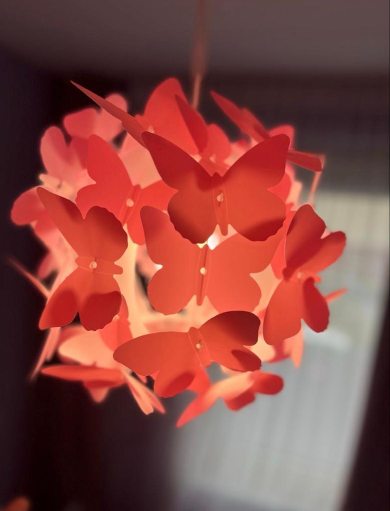 Vlinder lamp - Oranje hanglamp voor kinderkamer, Ophalen of Verzenden, Zo goed als nieuw, Kunststof, 50 tot 75 cm