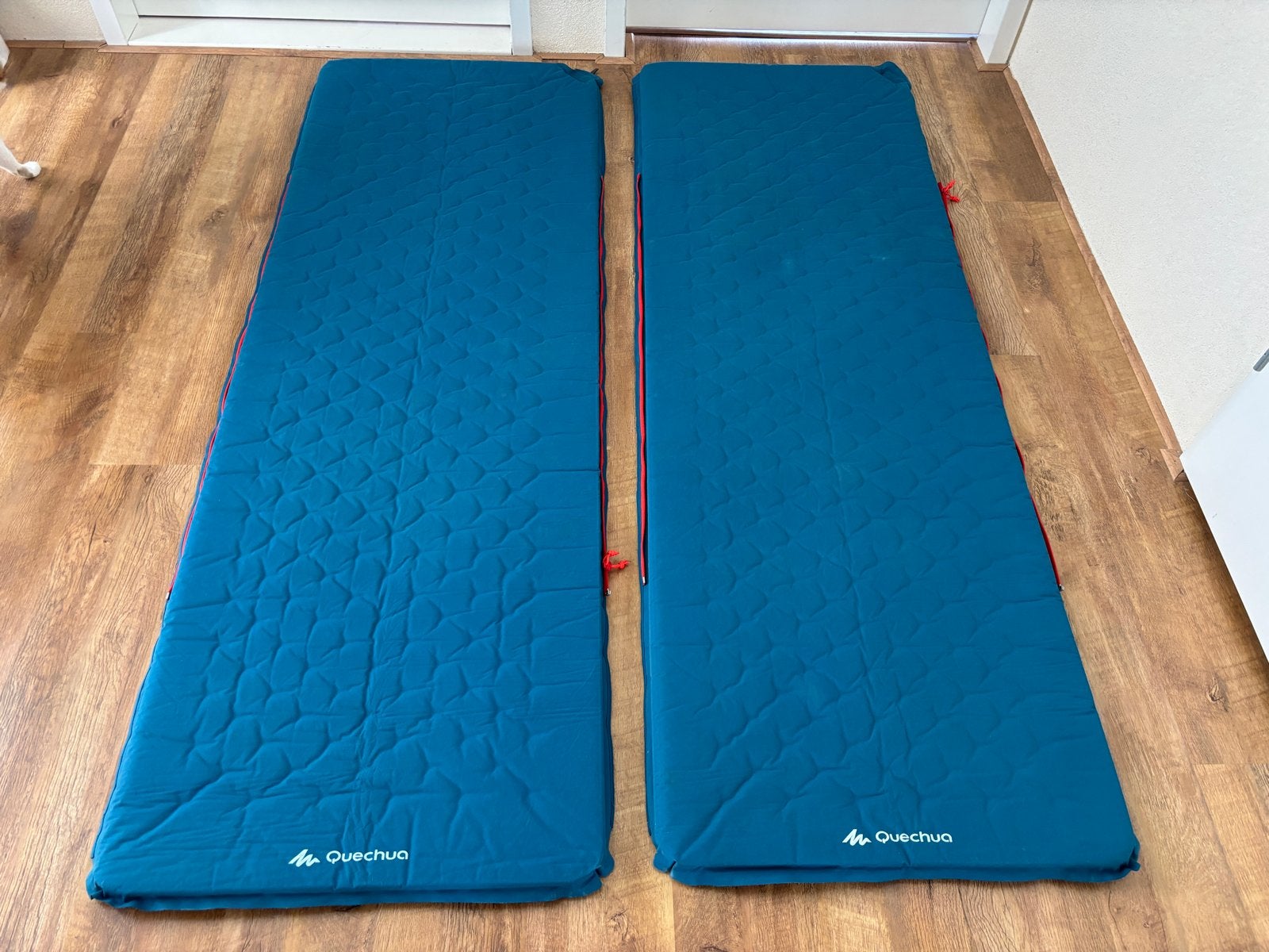 2 Quechua Arpenaz Comfort 65 zelfopblazende slaapmatten, Caravans en Kamperen, Luchtbedden, Ophalen, Zo goed als nieuw, 1-persoons