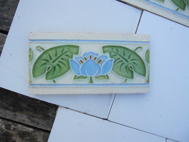 15 stuks jugendstil wandtegels in relief met waterlelie, Antiek en Kunst, Ophalen