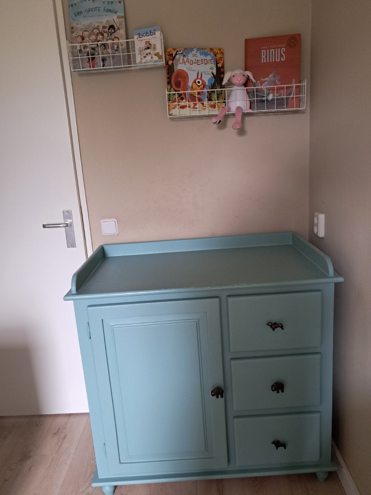 Leuke commode/kast in mintgroen met dierenknoppen, Ophalen, Gebruikt, 50 tot 70 cm, 100 cm of meer