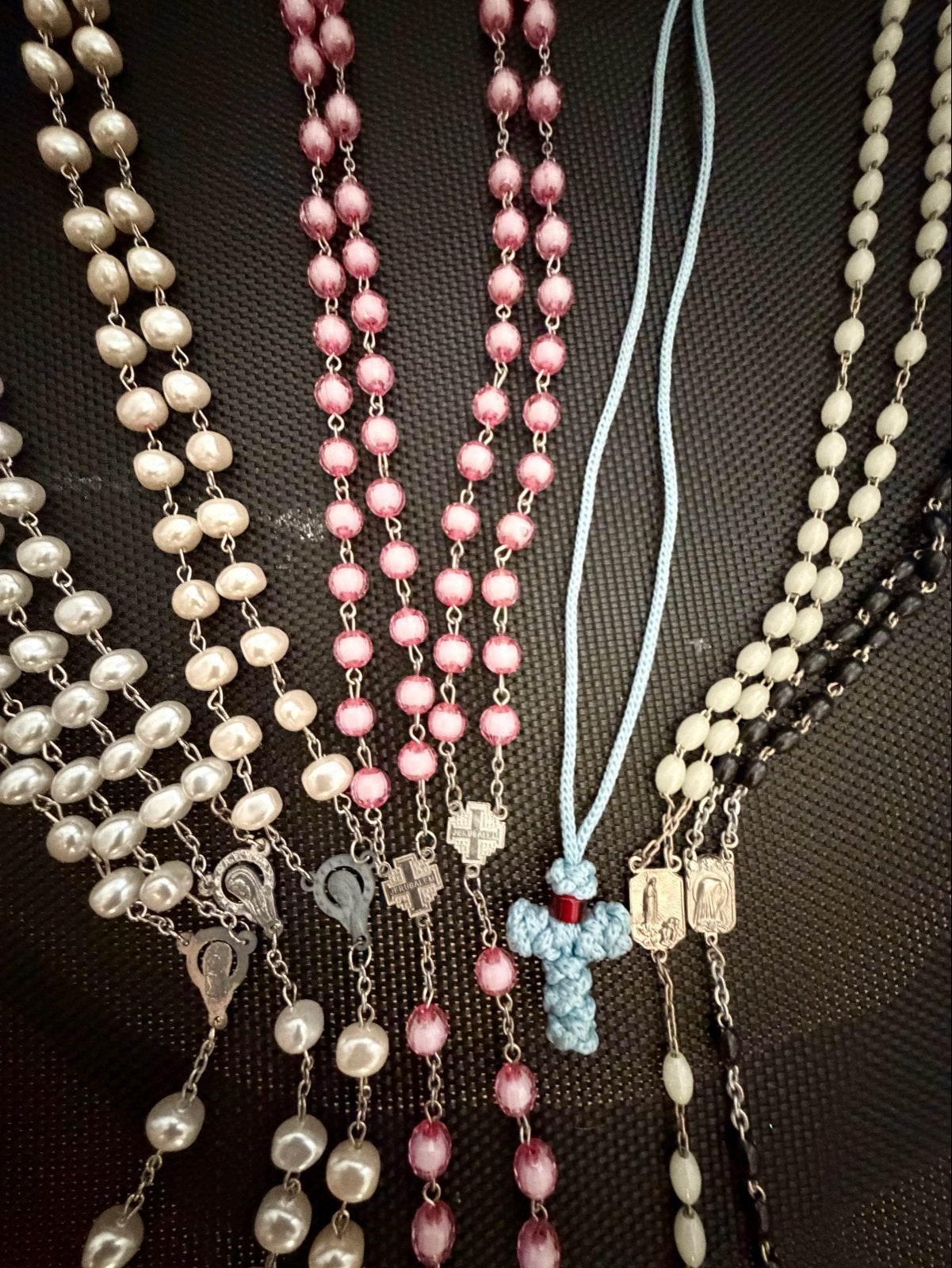 Rozenkransen - Diverse kleuren en materialen Stuk €3,95, Ophalen, Met hanger, Kunststof, Wit