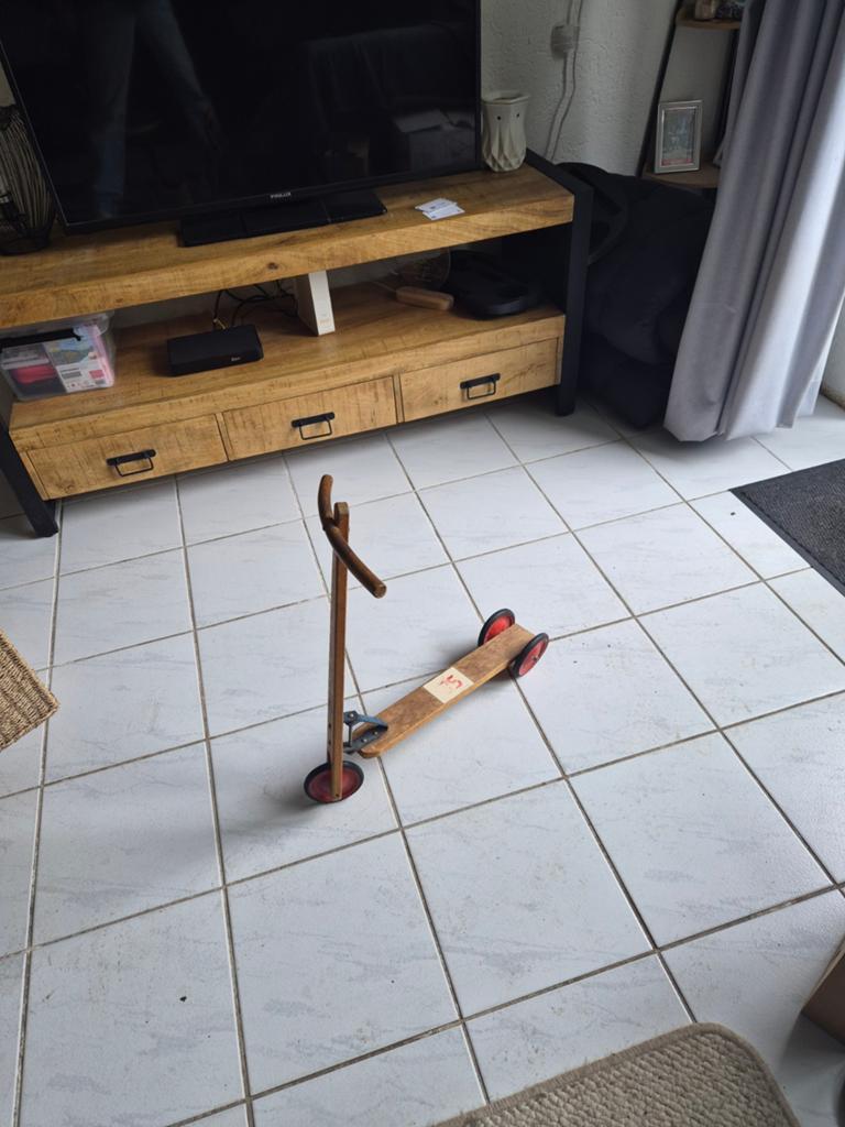 Houten kinderstep met voor 1 wiel en achter 2 wieltjes, Ophalen of Verzenden