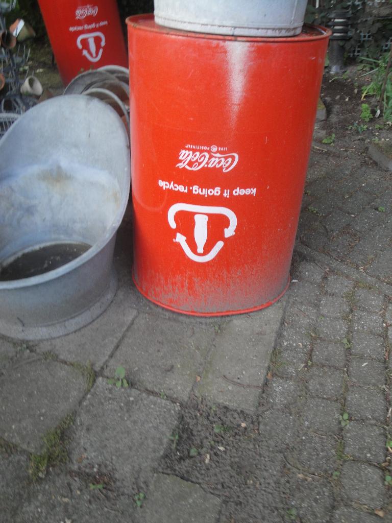 2 hele grote tonnen coca cola leuk om evt een  kachel van te, 150 liter of meer, Ophalen, Metaal
