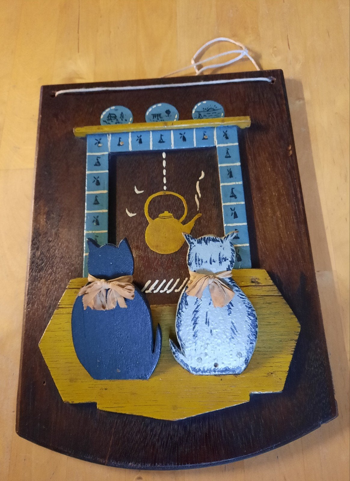 Vintage houten wanddecoratie - Twee katten voor een haard, Verzamelen, Ophalen of Verzenden, Gebruikt