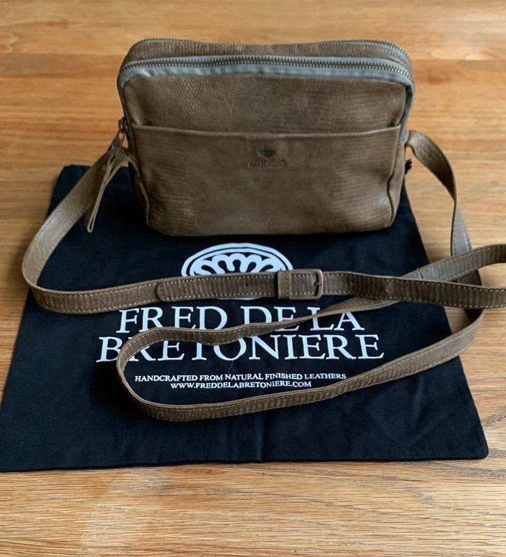 Fred de la Bretoniere crossbody khaki, veel vakken, licht, Ophalen of Verzenden, Zo goed als nieuw, Bruin, Leer
