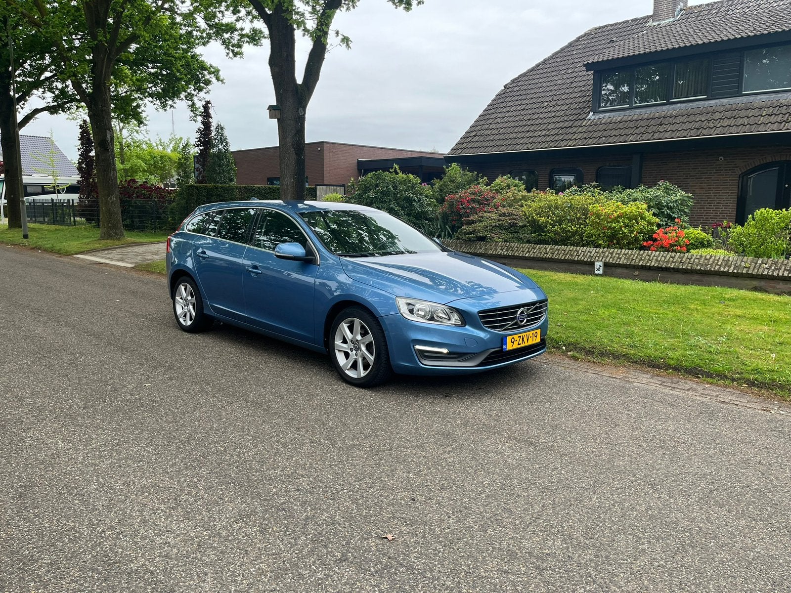 Volvo V60 2.0 D4 Automaat, 181Pk, LED, Trekhaak, Bjr.2015, Auto's, 1502 kg, 1750 kg, 4 cilinders, Blauw