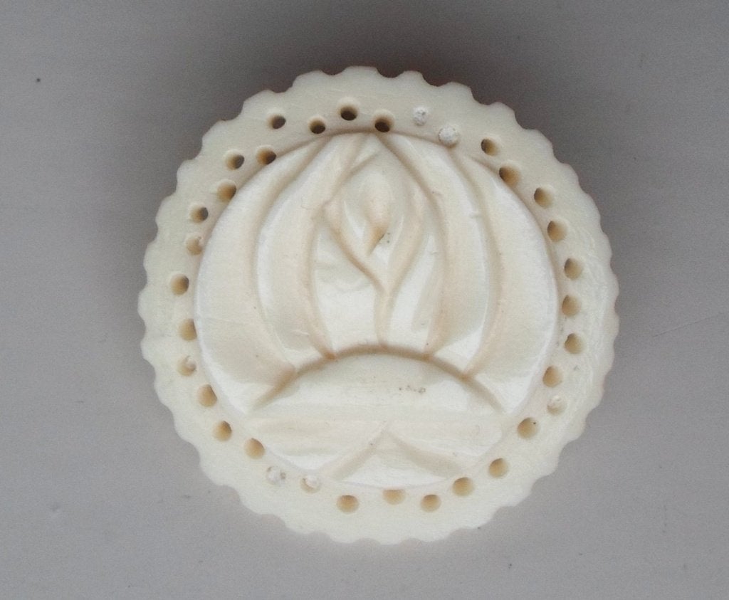 Oude Broche bloem, gesneden runderbeen., Ophalen of Verzenden, Zo goed als nieuw, Overige kleuren, Overige materialen