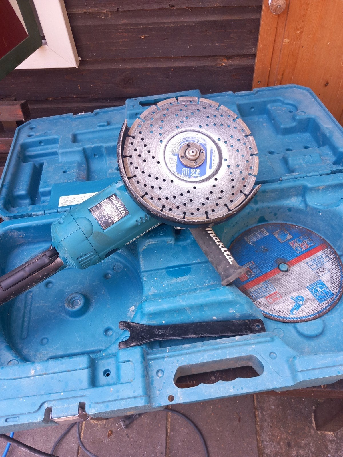 Makita GA9020S Haakse Slijpmachine 230mm met koffer, Ophalen