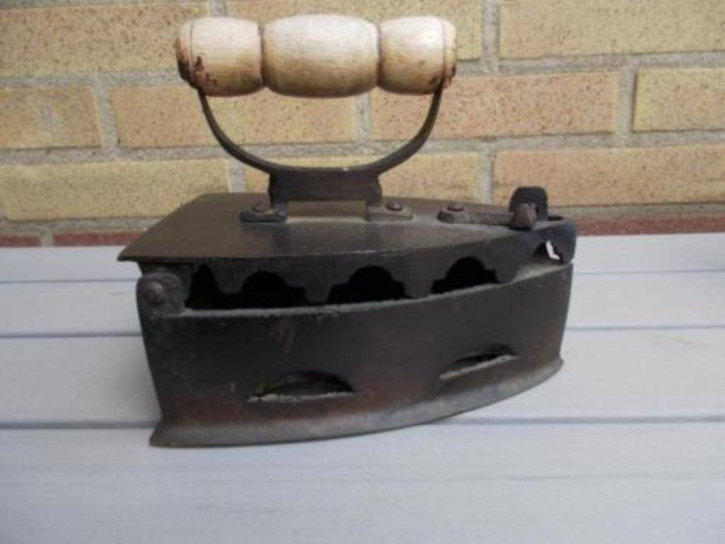 Antieke Strijkbout met houten Handvat, Ophalen of Verzenden
