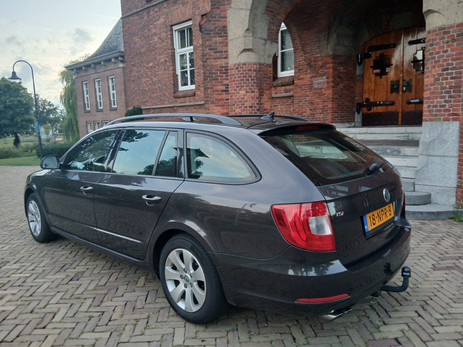 Pracht Skoda 1.8 Superb Combi Autom Airco Navi Trekh Apk '27, Auto's, Skoda, Stof, Zwart, 160 pk, Particulier