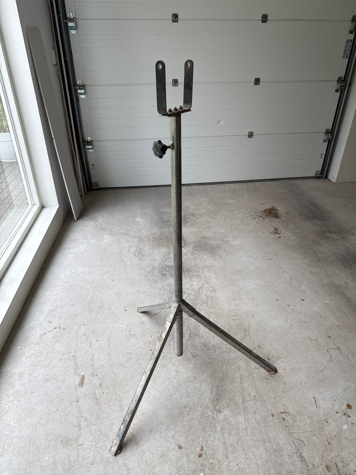 Verstelbare standaard voor verlichting of andere doeleinden, Ophalen, Gebruikt