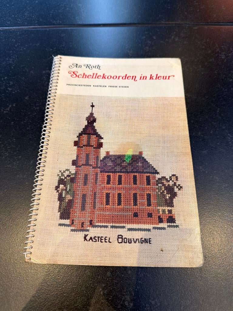 An Roth Schellekoorden in kleur Borduurpatronen, Hobby en Vrije tijd, Borduren en Borduurmachines, Ophalen of Verzenden, Gebruikt
