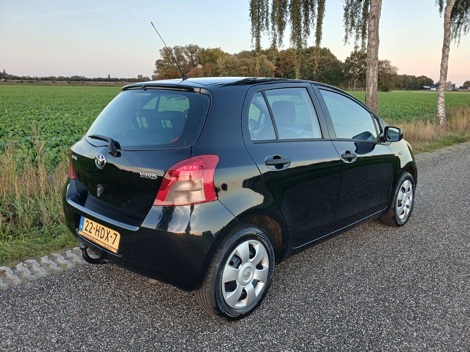 Foto 4 van Toyota Yaris 1.3 16V AIRCO 5 deurs NIEUW APK