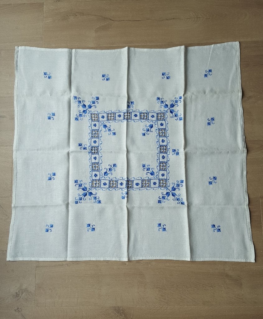 dekservet wit met blauw borduurwerk jaren 70, Ophalen of Verzenden, Zo goed als nieuw, Wit, Tafelkleed of Tafelzeil