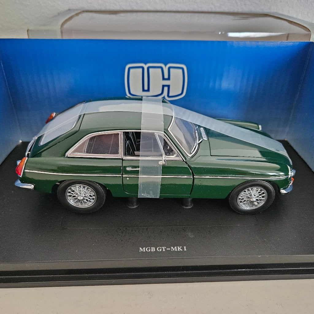 UNIVERSAL HOBBIES: MG MGB GT, Hobby en Vrije tijd, Modelauto's | 1:18, Ophalen of Verzenden, Nieuw, Auto, Overige merken