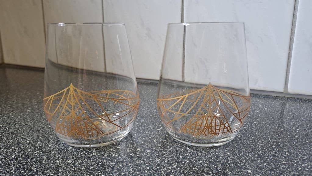 Set van twee elegante courvoisier cognac glazen., Verzamelen, Gebruiksvoorwerp, Onbekend, Ophalen of Verzenden, Zo goed als nieuw