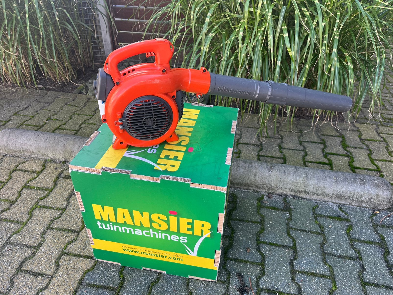 Bladblazer Husqvarna 125B. Gebruikt met garantie, Ophalen, Dedemsvaart, Info@mansier.com, Benzine