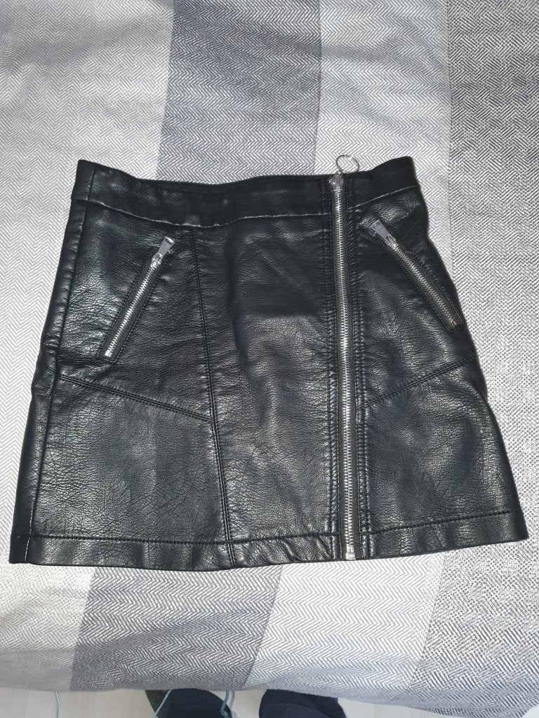 Zwart leren rokje met ritsen maat 134, Kinderen en Baby's, Kinderkleding | Maat 134, Meisje, Ophalen of Verzenden, Zo goed als nieuw