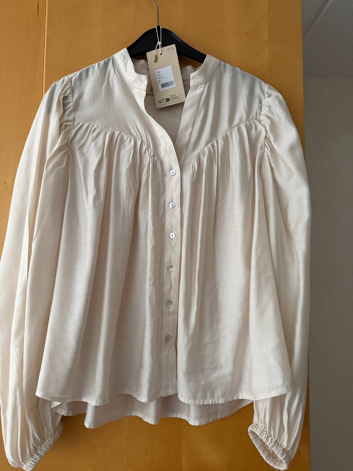 Peppercorn satijn- zijdeachtige blouse maat 36, Kleding | Dames, Ophalen of Verzenden, Zo goed als nieuw, Maat 36 (S), Beige