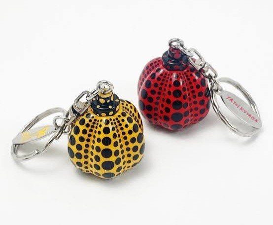Yayoi Kusama sleutelhanger – Rode pompoen – Nieuw!, Antiek en Kunst, Verzenden, Overige typen, Rood, Gemerkt