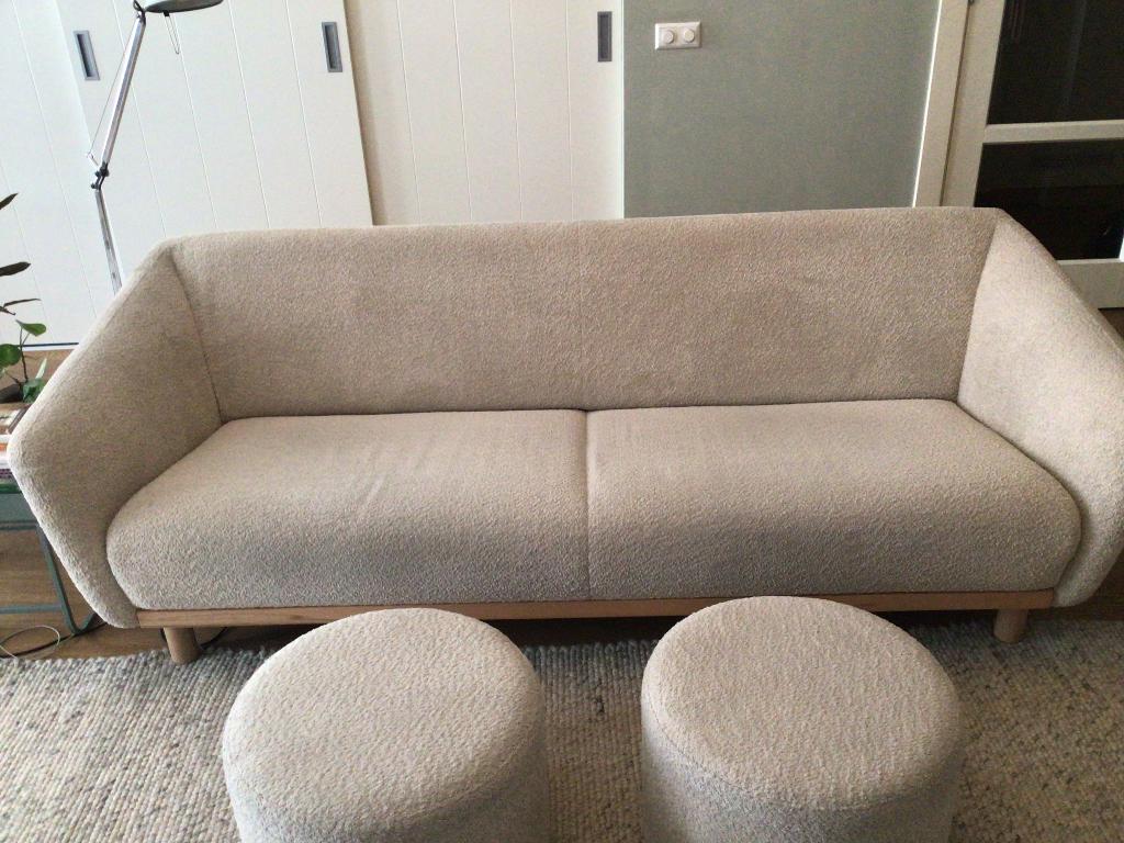 Amsterdams design, Beige bouclé 2,5 zit Bank met 2 poefjes, Huis en Inrichting, Banken | Bankstellen, Ophalen, Driepersoons, Zo goed als nieuw