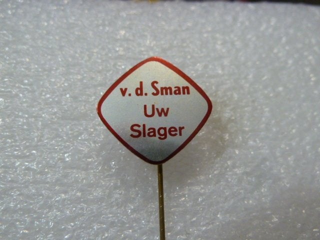 Vintage Speldje: v.d. Sman Uw Slager, Verzamelen, Ophalen of Verzenden, Gebruikt, Overige onderwerpen, Speldje of Pin