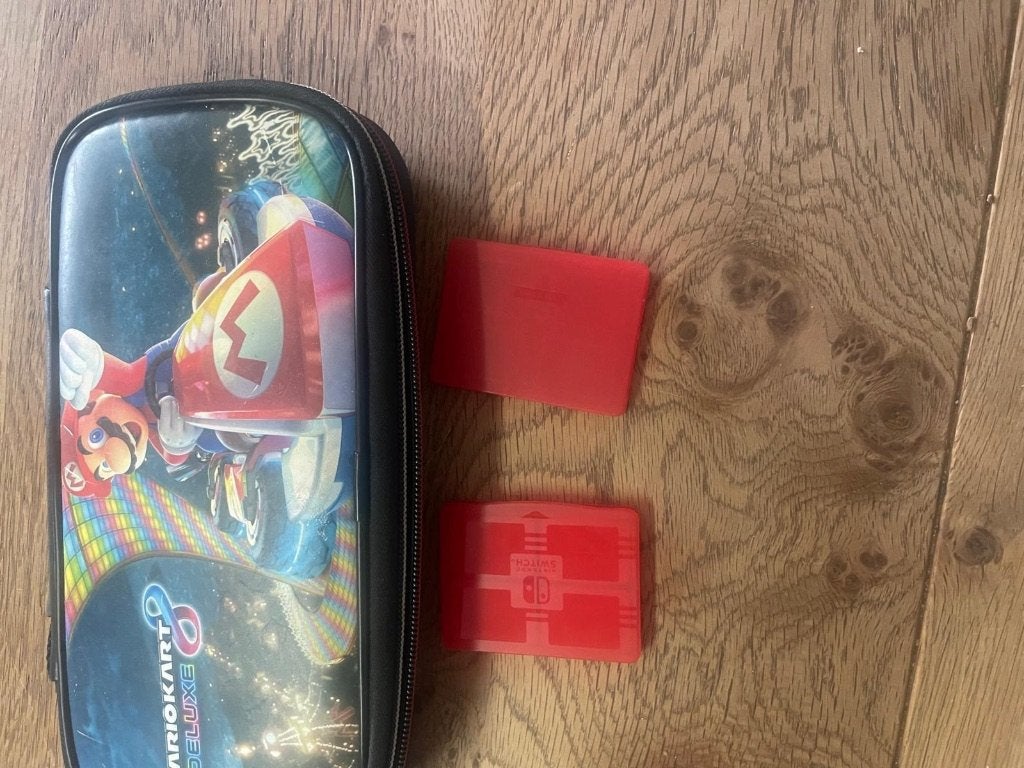 Nintendo Switch hoes Mario Kart 8 Deluxe + 2 gamecases, Spelcomputers en Games, Ophalen of Verzenden, Zo goed als nieuw, Hoesje, Tasje of Behuizing