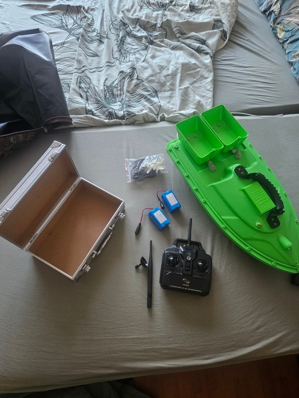Voerboot met afstandsbediening en accessoires, Watersport en Boten, Ophalen, Nieuw