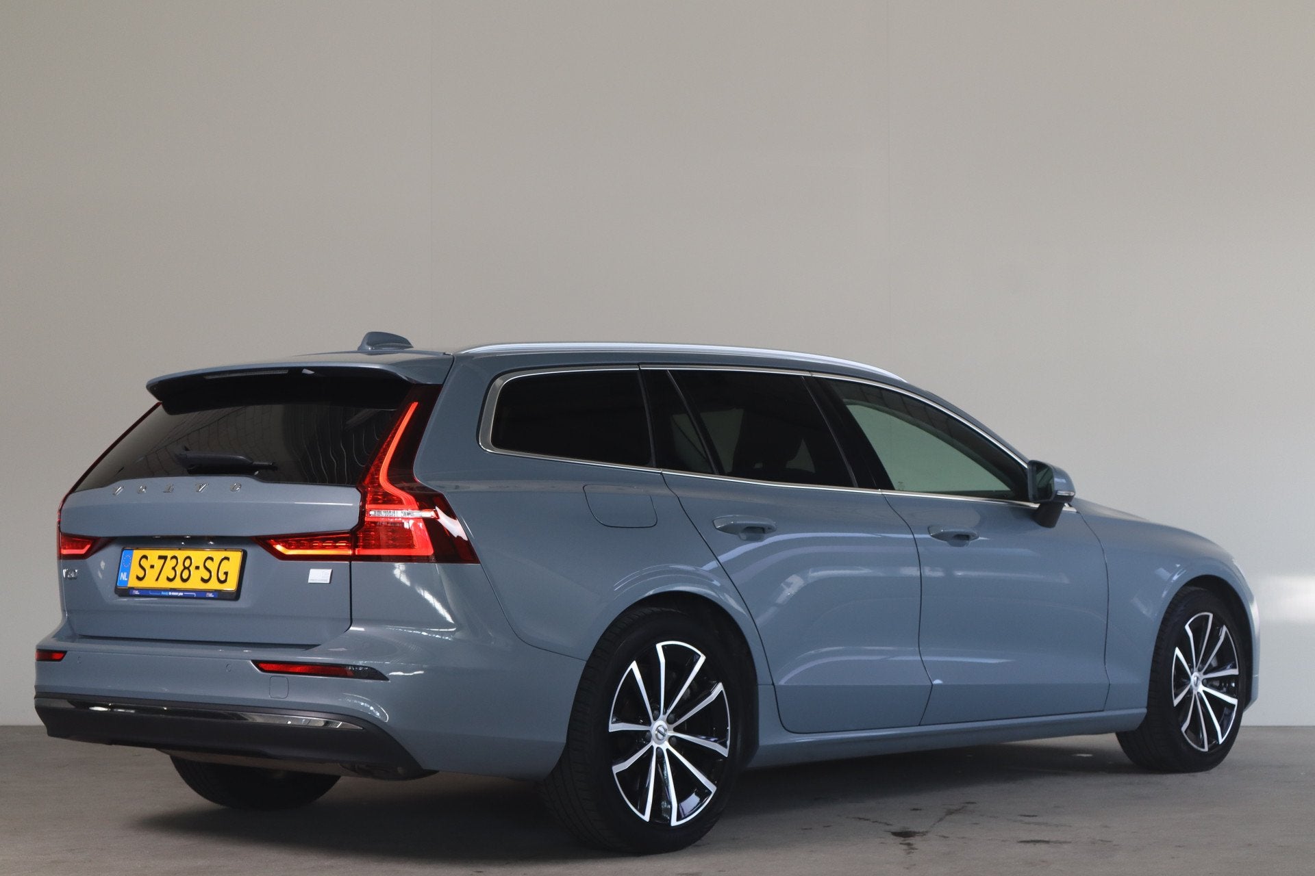 Volvo V60 2.0 T6 Plug-in hybrid AWD Core Bright - NL- Auto!, Auto's, Stof, Gebruikt, Euro 6, 4 cilinders