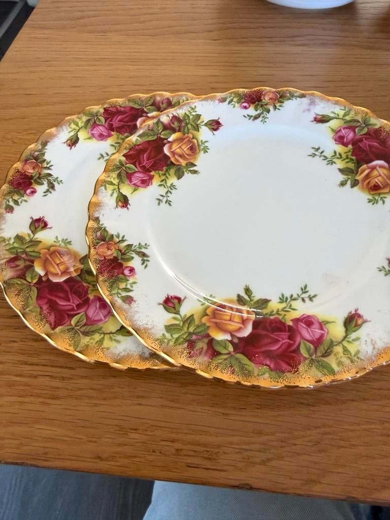 Royal Albert gebaksbordjes en bonbonschaaltje - puntgaaf, Ophalen of Verzenden, Zo goed als nieuw, Bord(en), Overige stijlen