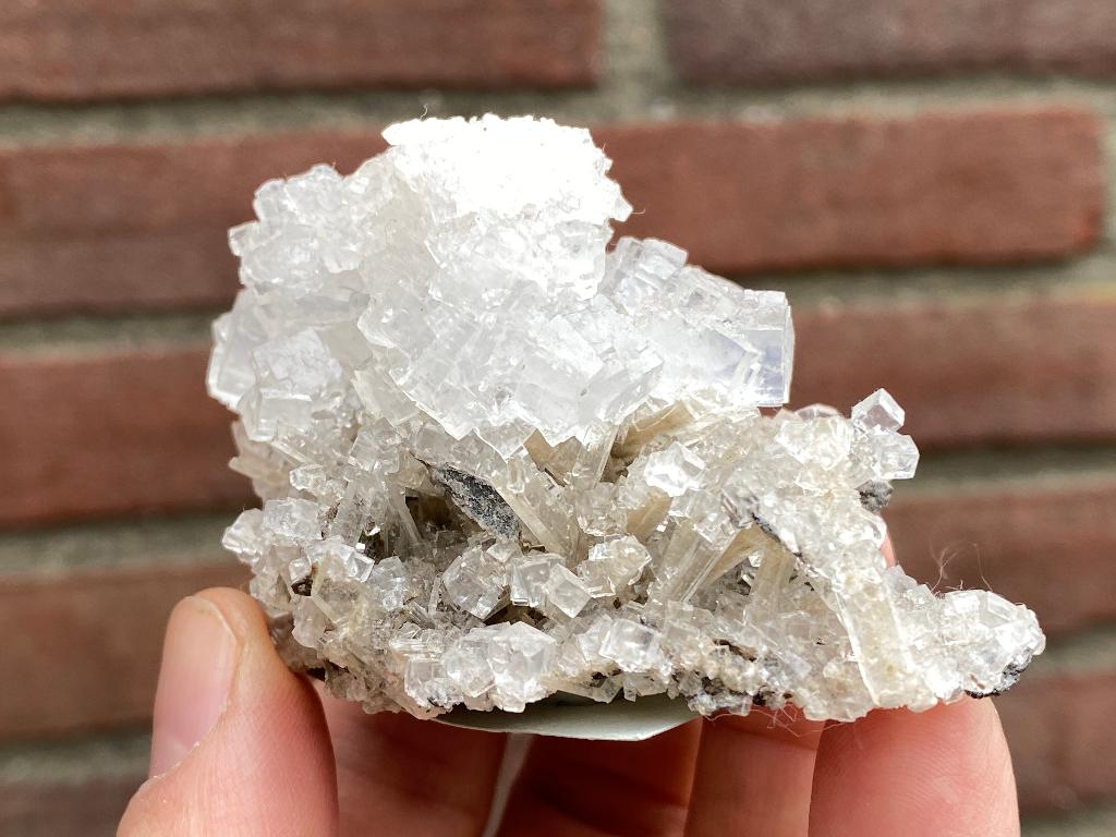 Witte glanzende kubische halietkristallen met (uv) gips, Verzamelen, Mineralen en Fossielen, Ophalen of Verzenden, Mineraal