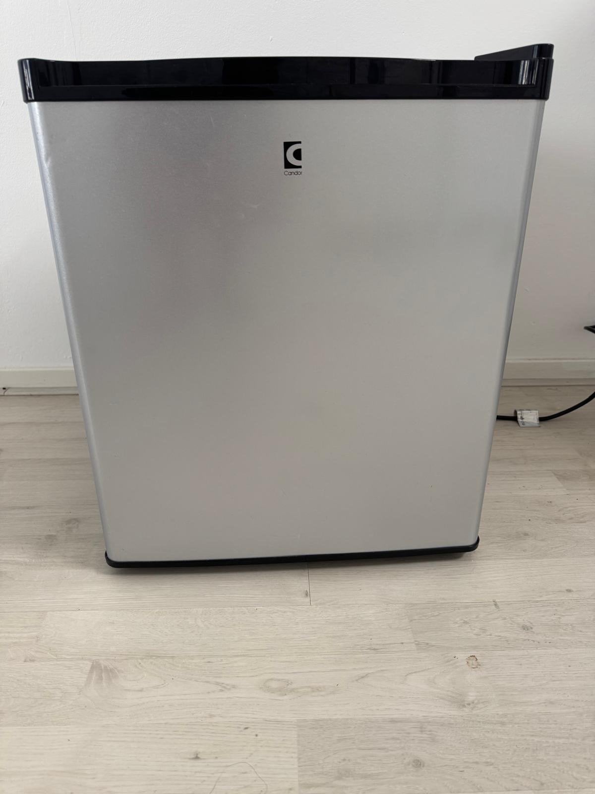 Compacte Candor Koelkast - Ideaal voor kleine ruimtes, Witgoed en Apparatuur, Ophalen, Minder dan 75 liter, Zonder vriesvak, Gebruikt