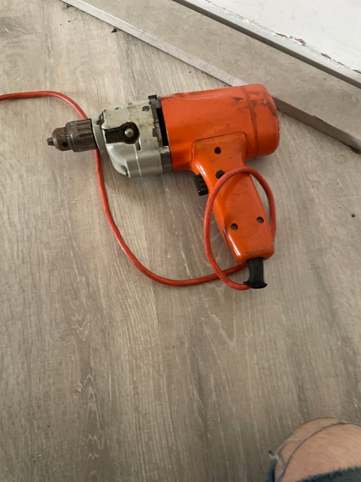 Oranje boormachine met snoer, Ophalen of Verzenden, Gebruikt, Minder dan 400 watt, Boormachine