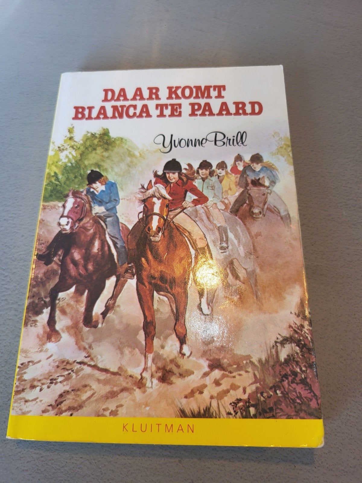 Daar komt Bianca te paard - Yvonne Brill (Kluiman), Boeken, Ophalen of Verzenden, Gelezen, Yvonne Brill, Fictie