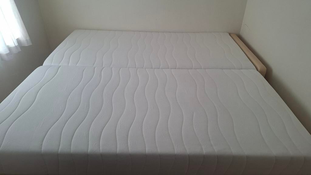 2 bedden of 1 groot bed, Ophalen, Zo goed als nieuw, Tweepersoons, Hout