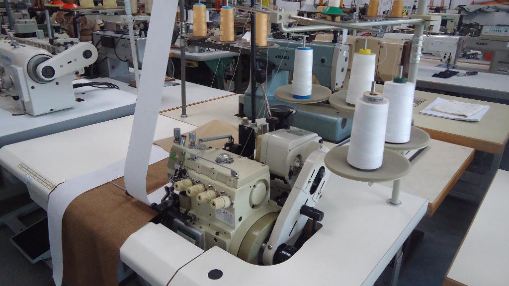 Industrie lockmachine Yamato met Puller (Gordijnband ), Hobby en Vrije tijd, Naaimachines en Toebehoren, Overige merken, Gebruikt