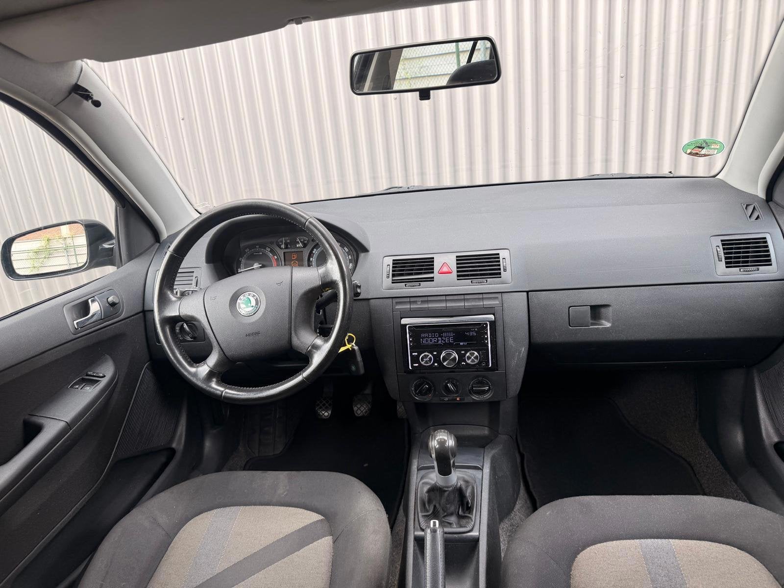Skoda Fabia Combi 1.4-16V Spirit+ Airco|Cruise control|Elekt, Auto's, Voorwielaandrijving, Gebruikt, Zwart, 4 cilinders